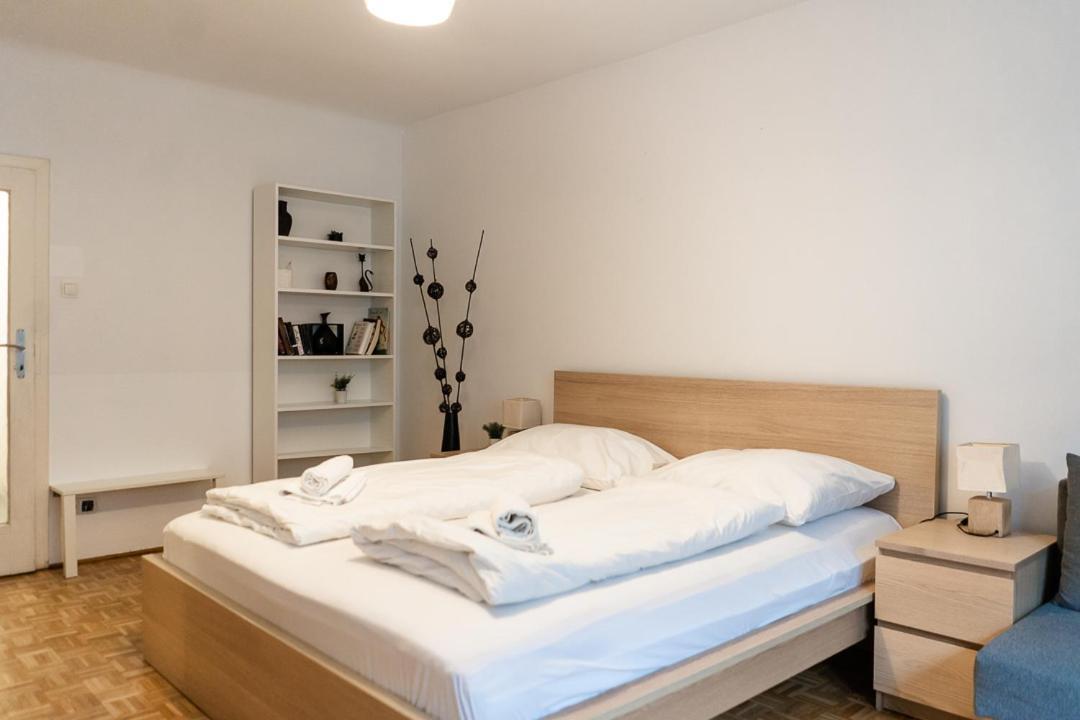 Central Living - Stephansdom Apartments Вена Номер фото
