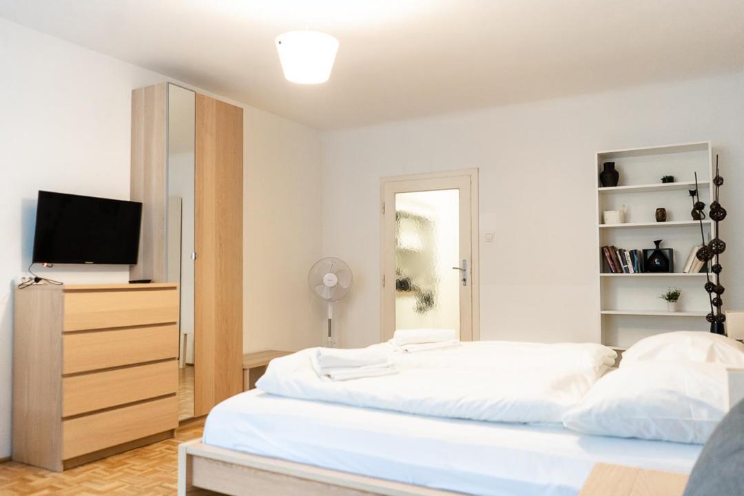 Central Living - Stephansdom Apartments Вена Номер фото